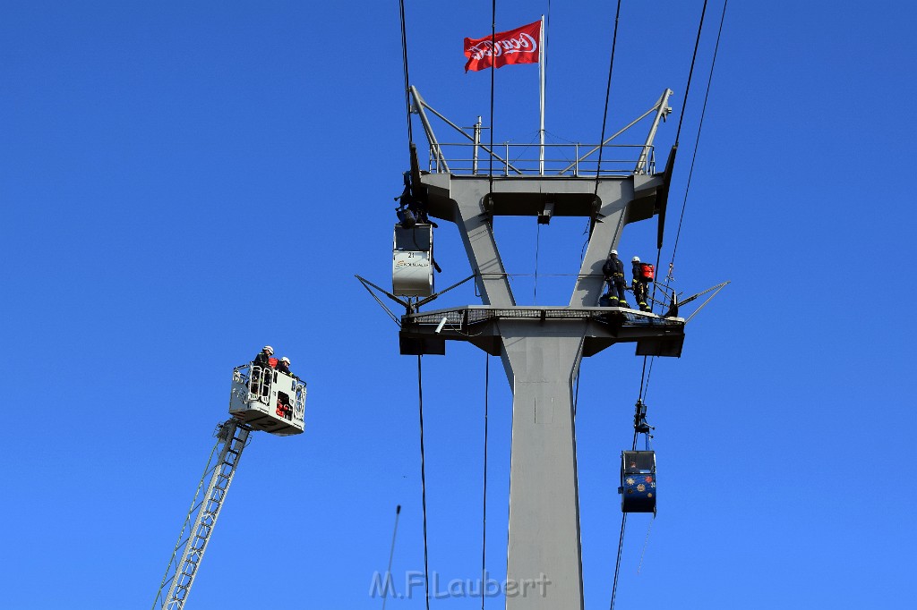 Koelner Seilbahn Gondel blieb haengen Koeln Linksrheinisch P449.JPG